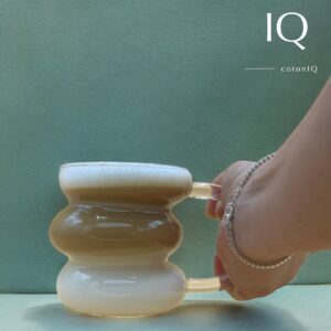 Designer-Glastasse mit Henkel für Heiß- und Kaltgetränke – transparent – 450 ml